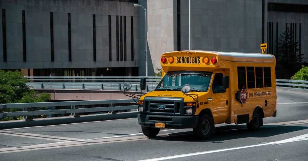 自宅からトランポリンスクールまで通いやすい距離にあることの重要性を示すイメージ