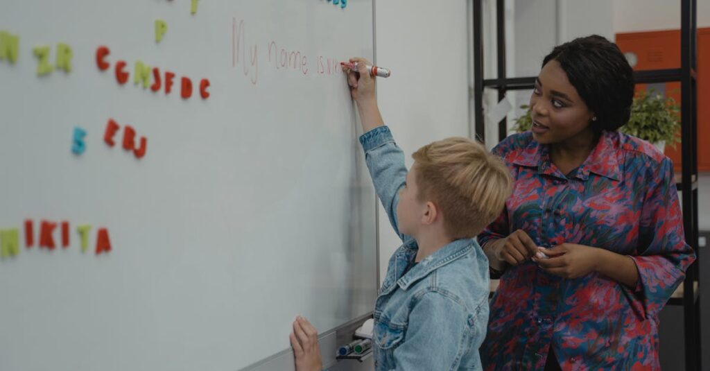 保育士がトランポリンで遊ぶ園児を近くで見守り、安全に配慮している様子。