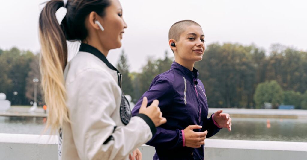 トランポリンダイエットの成果を記録してモチベーションを維持する女性。体型やサイズを定期的にチェックして継続。