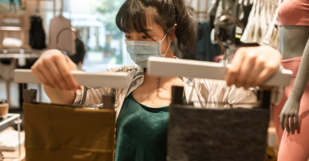 大人が自宅で自分に合ったトランポリンを選んでいる様子の16:9画像