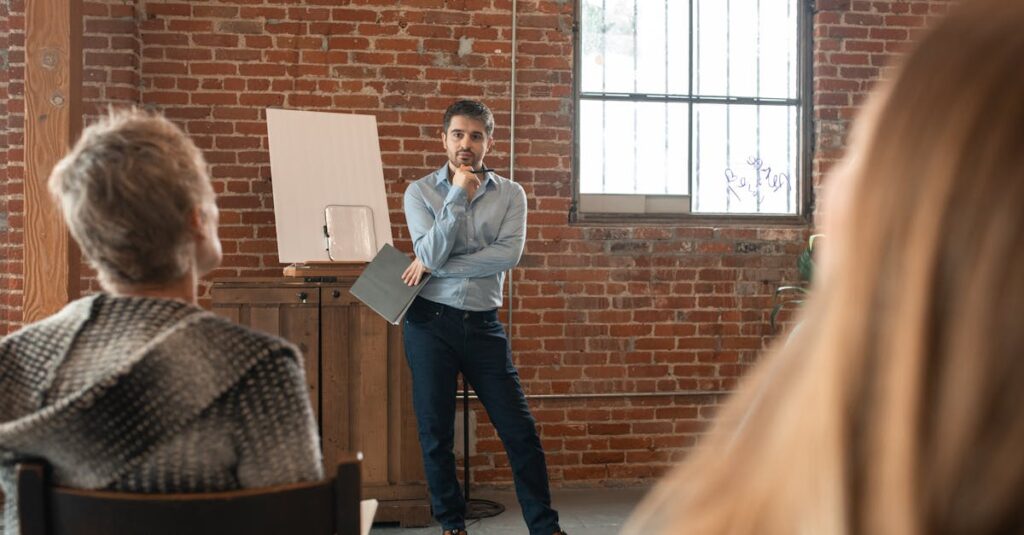 保育士が保護者にトランポリンの安全使用方法を説明している様子。園と家庭の連携の重要性を示す場面。