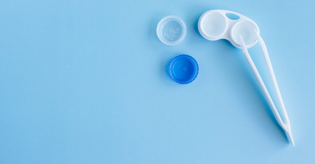 安全なスペースにトランポリンを設置し、保育園の室内環境を整えている様子