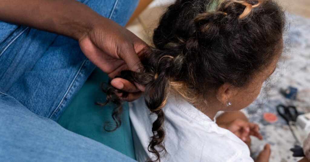 保護者が保育園で清掃状況を確認し、保育士とコミュニケーションをとっている様子