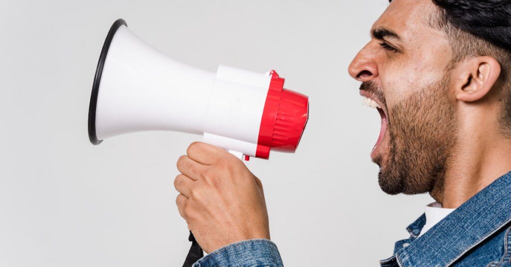 トランポリンの防音対策として、マットの重ね敷きや設置場所の工夫、木製パネルでの補強、使用時間の配慮を説明する図解。