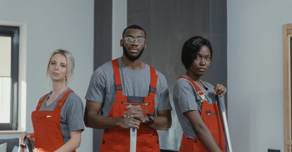 保育士が清掃手順の研修を受けている様子。チェックリストの使い方を学んでいる