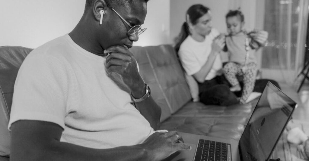 保育園で保護者と職員が衛生管理について意見交換している様子。掲示物とタブレットを使って説明している