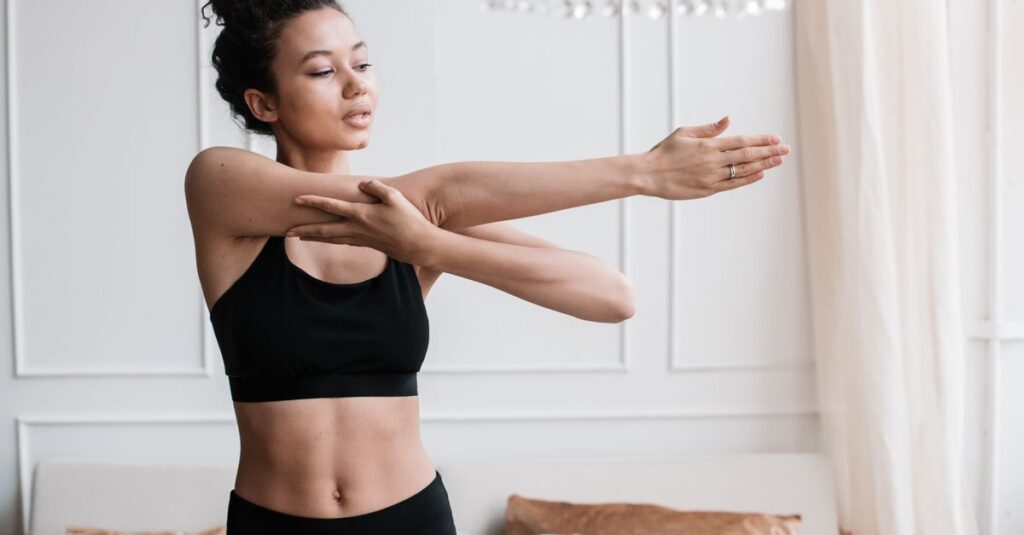 短時間でできるトランポリン運動を取り入れている忙しい女性。時短ダイエットの雰囲気が伝わる画像。