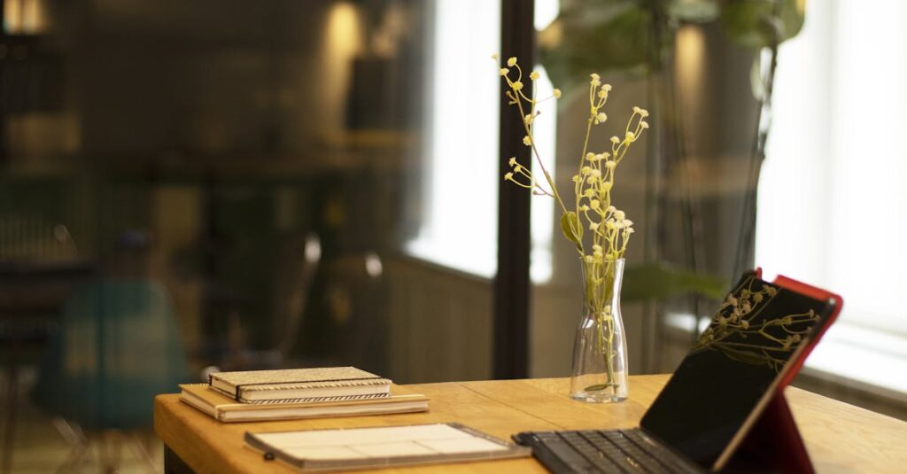 室内で静音トランポリンを使っている様子。子供向けと大人向けのモデルを比較し、折りたたみ式と据え置き式の設置シーンが描かれている。