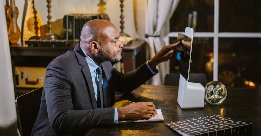 保育士が保護者にトランポリンの安全使用方法を説明している様子。園と家庭の連携の重要性を示す場面。