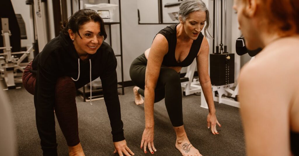 手すり付きトランポリンを楽しむ健康的な大人のイメージ