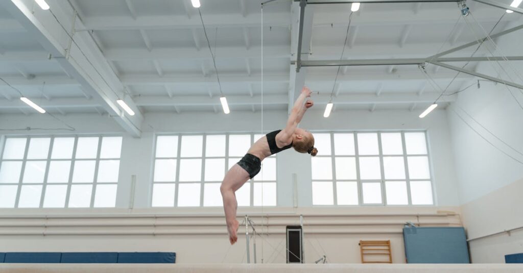 競技志向のトランポリンスクールで高度な技を練習する生徒の様子