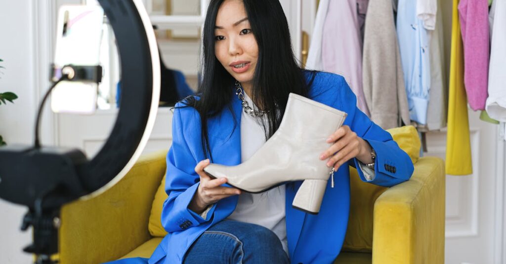 SNSやGoogleでのトランポリンスクール口コミを確認している様子