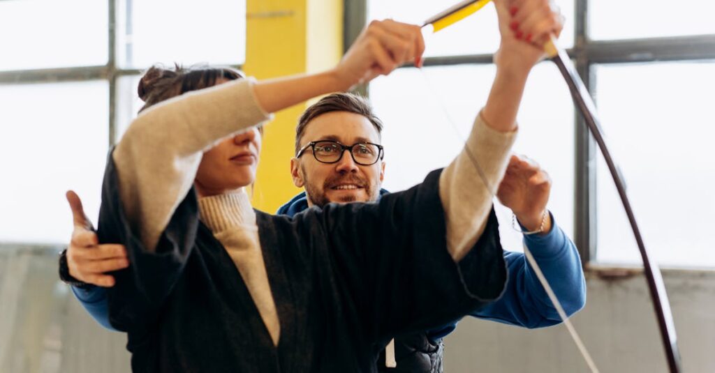 初心者向けトランポリン教室で安全指導を受けながら跳ぶ子どもと大人の様子。清潔で安全な室内環境。