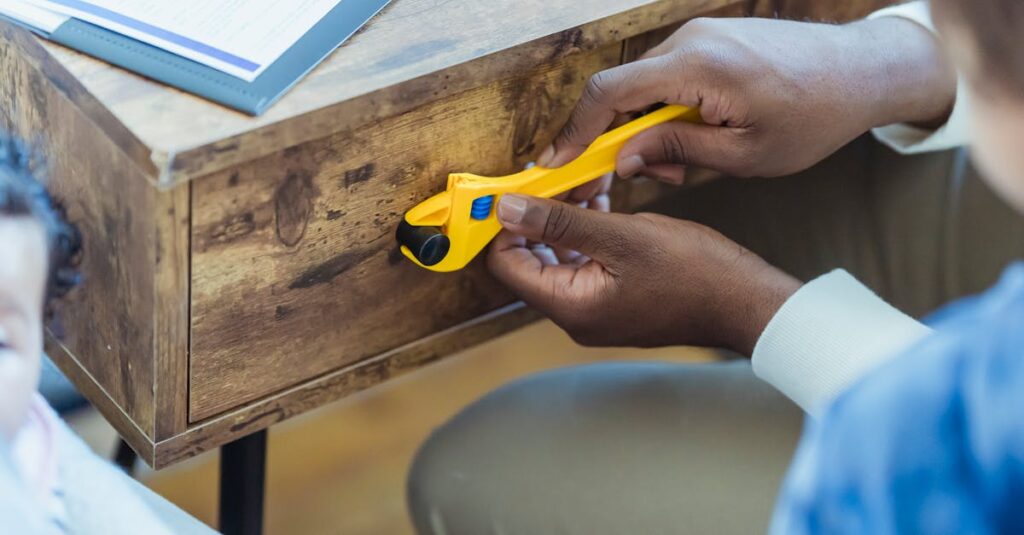 保育園の職員が保護者からの衛生質問に答えるためのFAQマニュアルを確認している様子