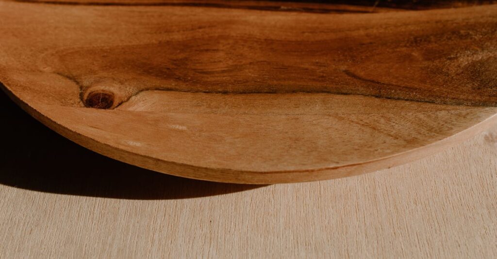 木目調の防音マットをリビングに設置し、家具や照明と調和させておしゃれに見せている室内