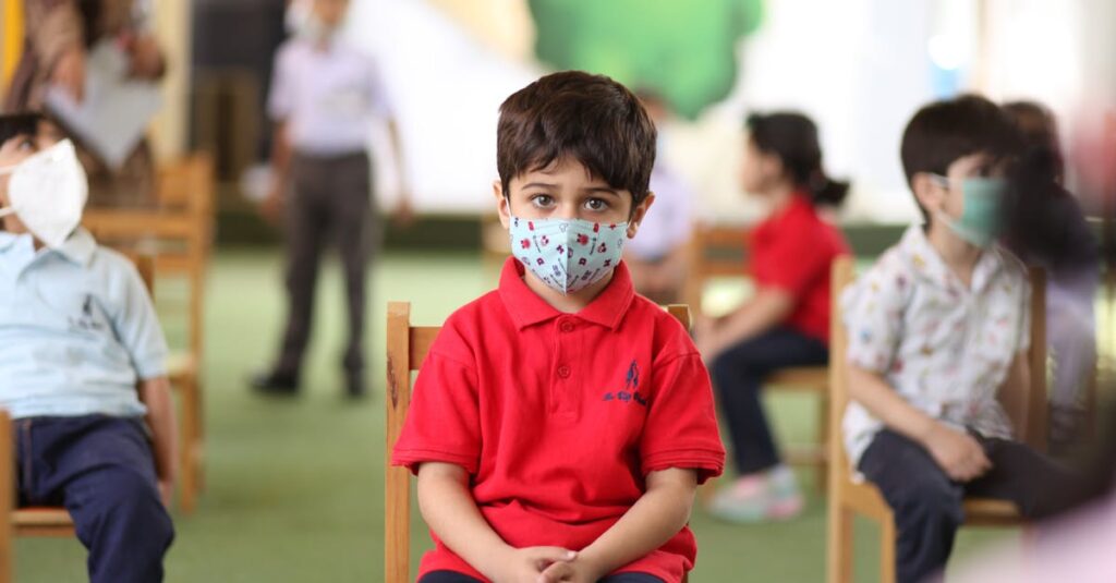 保育園でトランポリンを安全に設置した様子。周囲に十分なスペースと衝撃吸収マットを配置し、職員が見守っている環境。