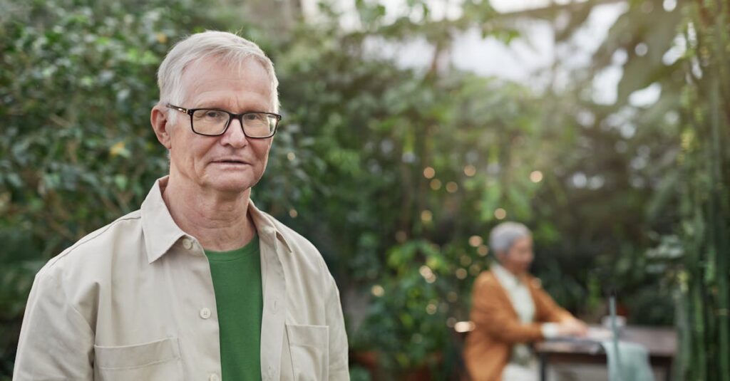 50代男性が健康維持のためにトランポリンを続ける様子