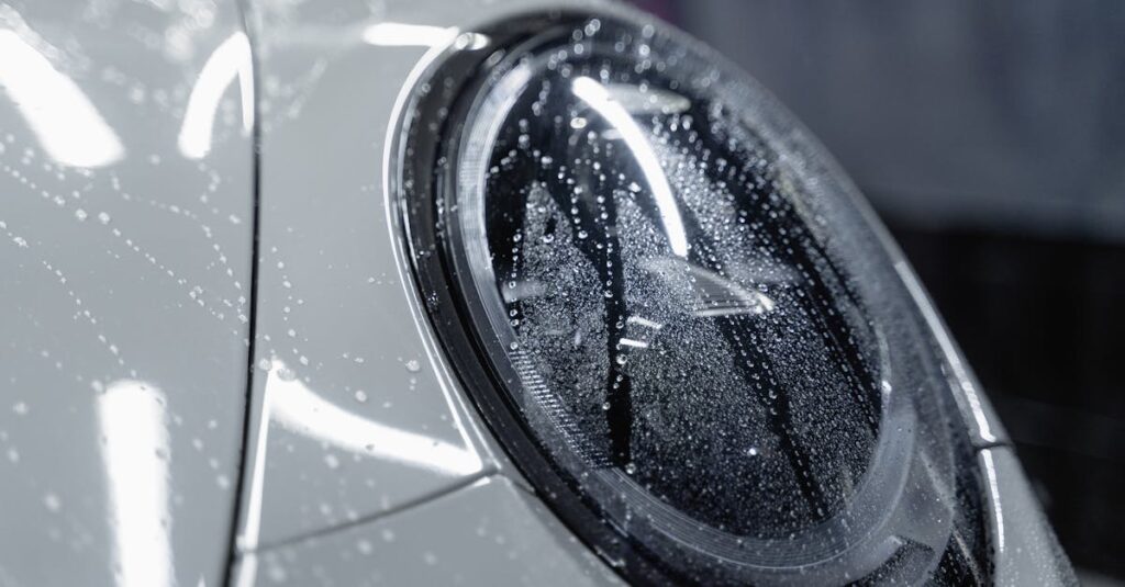 防音マットを裏返して位置を入れ替えたり水拭きしてメンテナンスしている様子