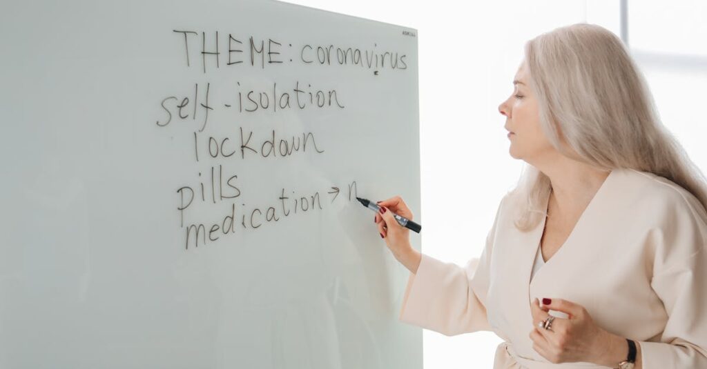 トランポリンスクールで安全指導を受ける子どもとインストラクターの様子を写した写真