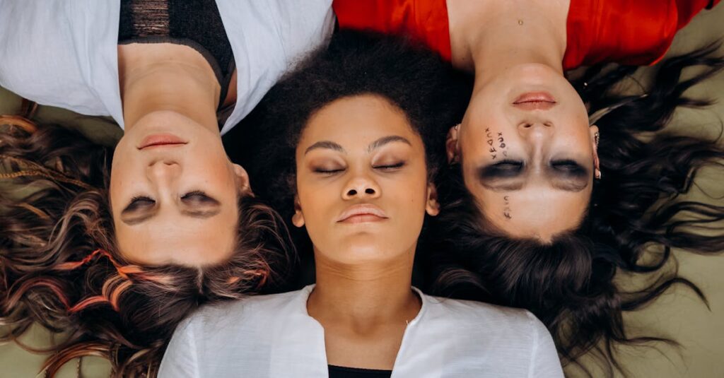 自宅で大人がトランポリン運動をしている様子、健康的で楽しそうなイメージ