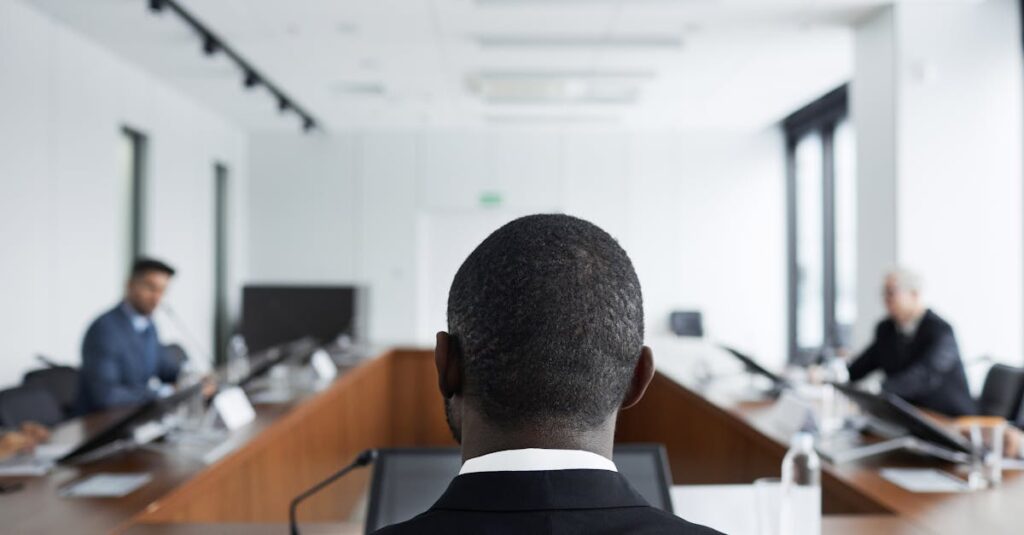 保育士チームが清掃状況を話し合うミーティングの様子。ホワイトボードに清掃チェックリストが貼られている