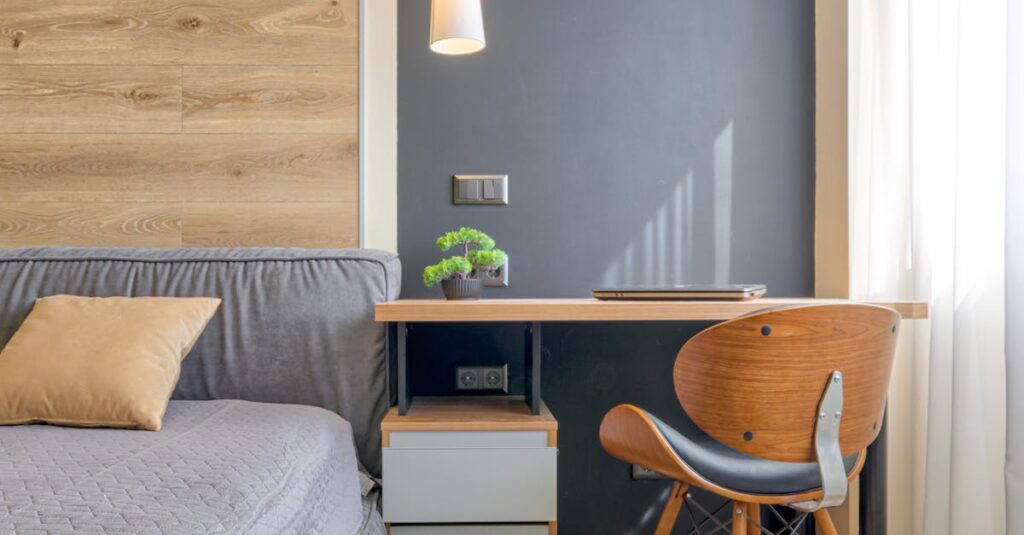 マンションの中央にトランポリンを設置し、防音マットとカーペットを重ねて低音を吸収している室内の様子