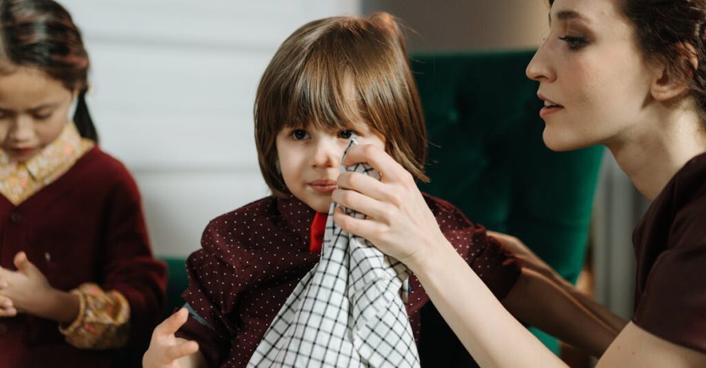 保育園でトランポリンの清掃ルーチンと改善サイクルを職員が確認している様子