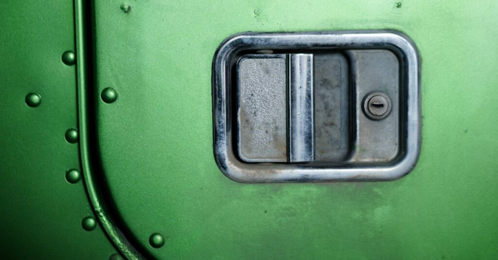 手すり付きトランポリンの素材と耐荷重の安全性を確認するイメージ