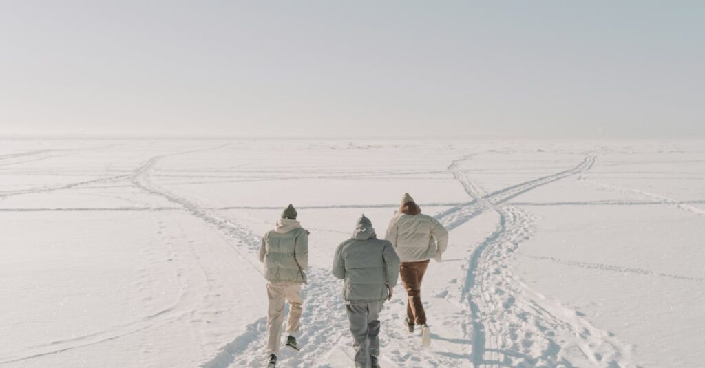 トランポリンダイエットを楽しみながらモチベーションを維持する女性。音楽や動画で楽しく運動。