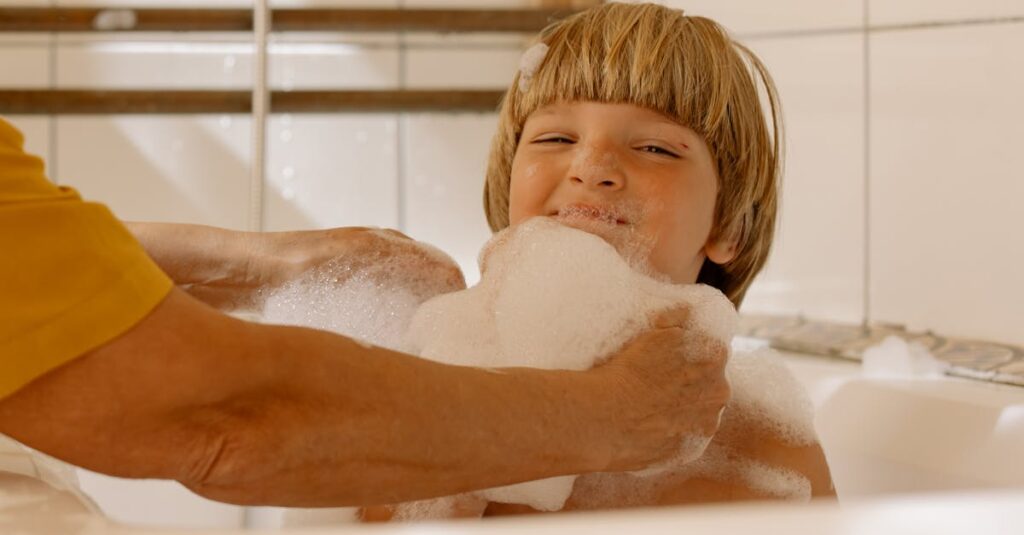 保育士が清掃手順の研修を受けている様子。チェックリストの使い方を学んでいる