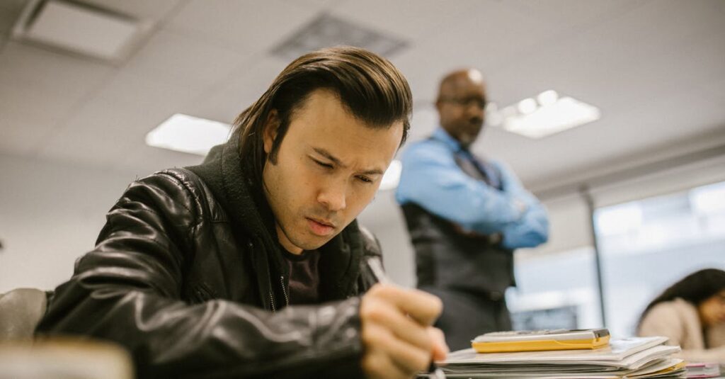 保育士がトランポリンで遊ぶ園児を近くで見守り、安全に配慮している様子。