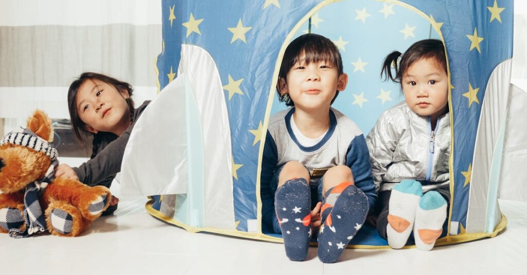 室内トランポリンで協力しながら遊ぶ子どもたちの様子