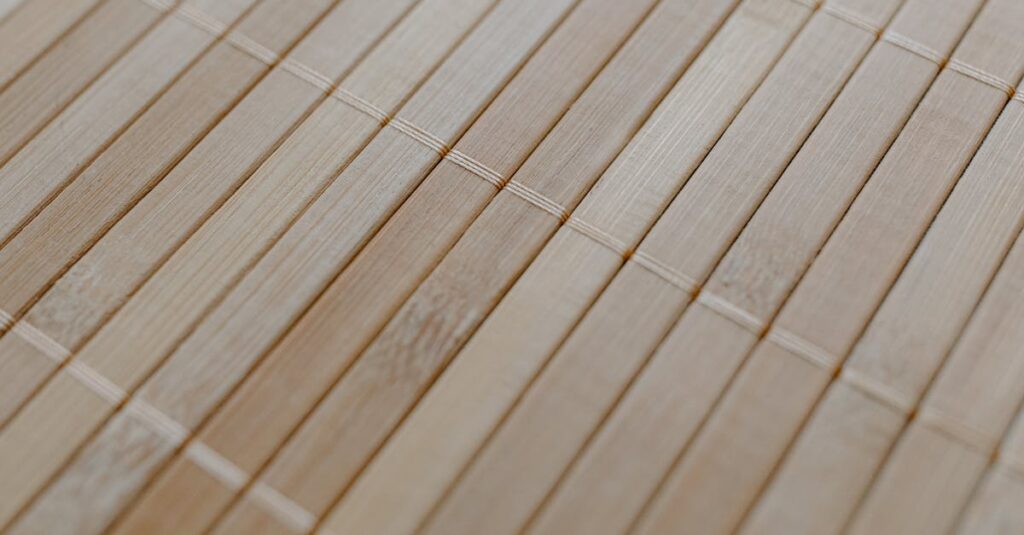 木目調の防音マットをリビングに設置し、家具や照明と調和させておしゃれに見せている室内