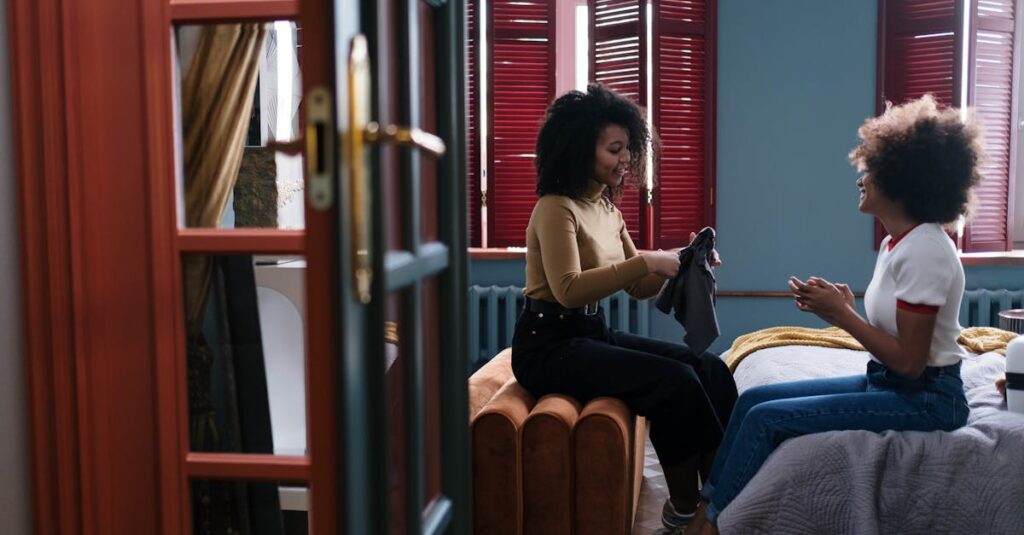 大人が自宅で自分に合ったトランポリンを選んでいる様子の16:9画像