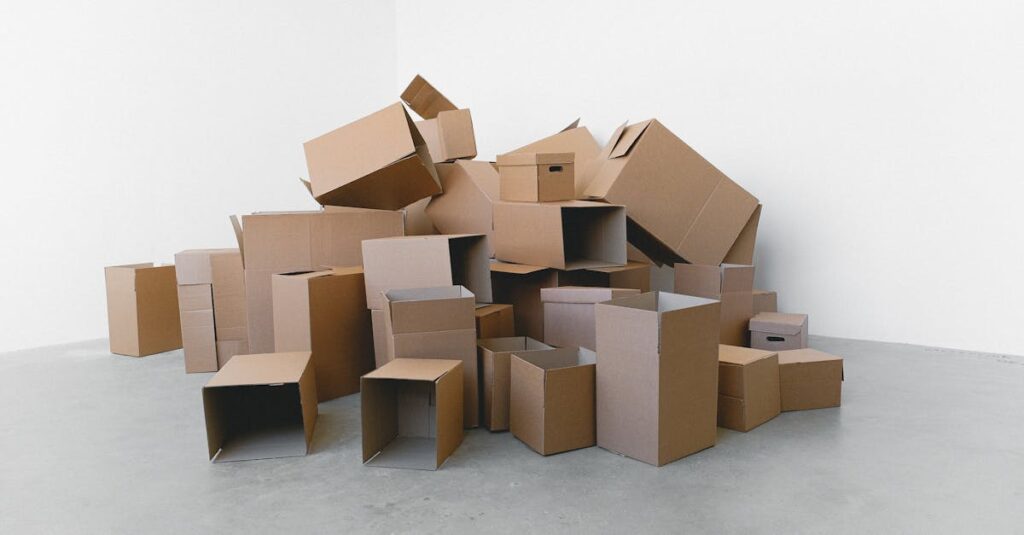 狭い保育園スペースでトランポリンを効率的に収納している工夫例。壁掛けや棚、キャスター付きワゴンなどの使用が見られる。