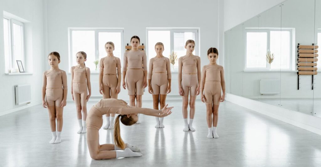 初心者向けトランポリンレッスンに参加する男女がインストラクターに指導されながらジャンプしている様子。