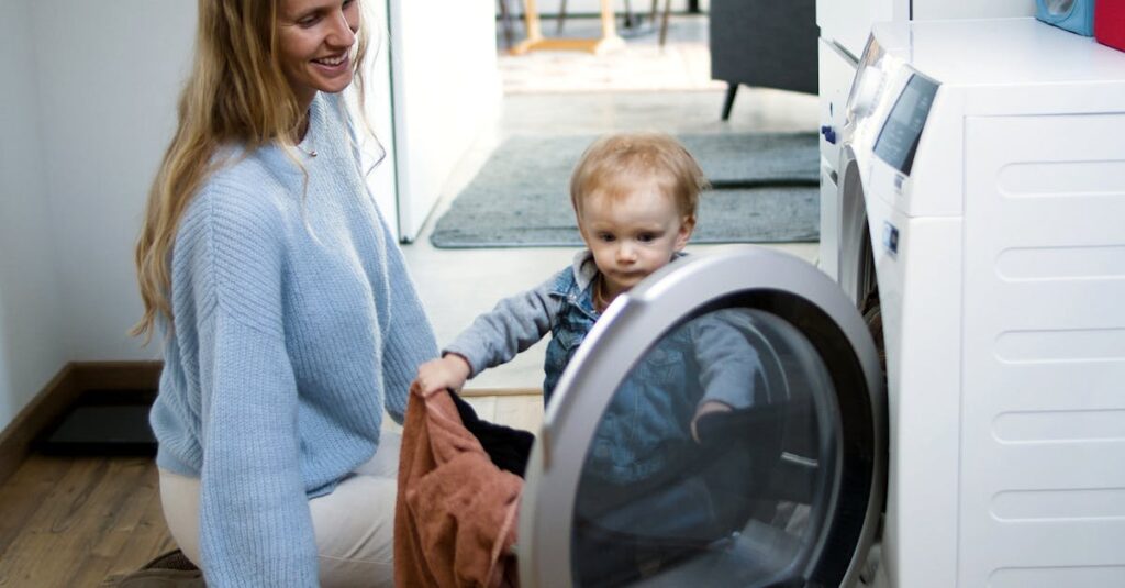 保育園でトランポリンを定期的に清掃・消毒している様子。衛生管理の重要性を示す写真