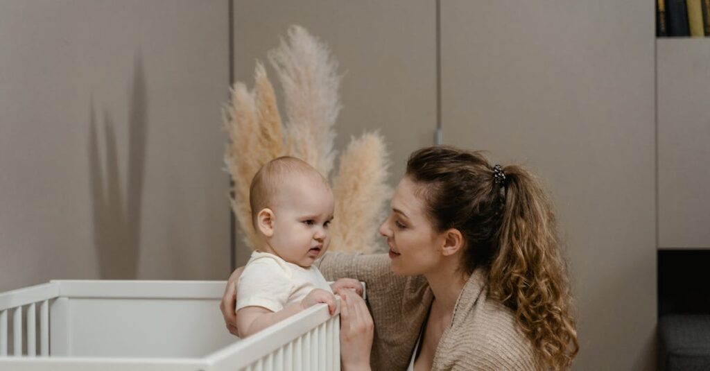 安全なトランポリンで笑顔いっぱいに遊ぶ保育園児と見守る保育士の幸せな瞬間