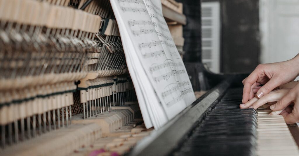 初心者向けトランポリンレッスンに参加する男女がインストラクターに指導されながらジャンプしている様子。