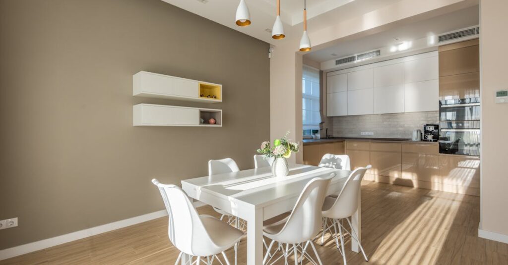 狭い保育園スペースでトランポリンを効率的に収納している工夫例。壁掛けや棚、キャスター付きワゴンなどの使用が見られる。