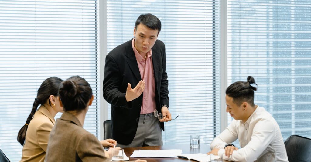 保育園で複数の保育士が協力してトランポリンを清掃している様子。チェックリストを確認しながら作業