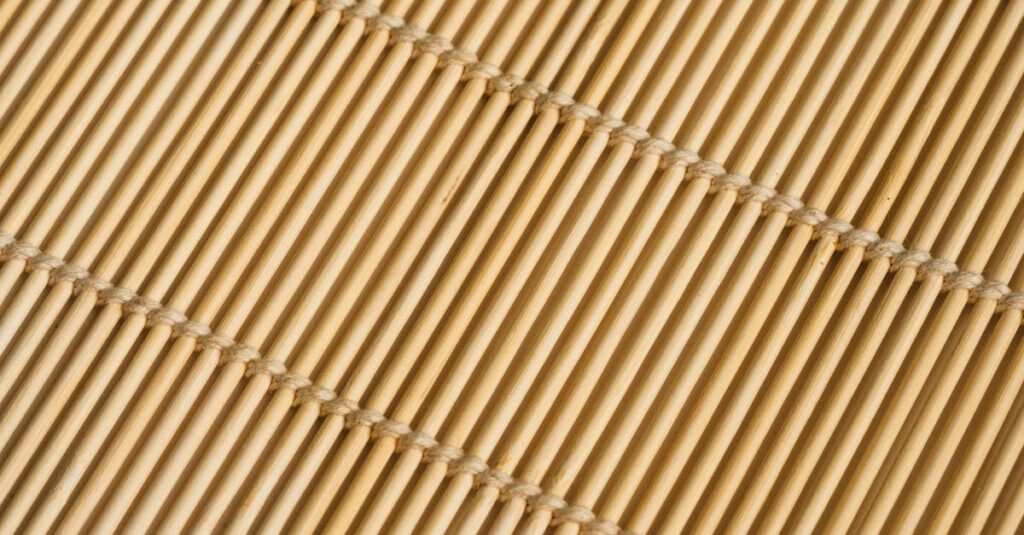 トランポリン用の防音マット素材を比較した図、EVAやゴムの違いが分かる画像