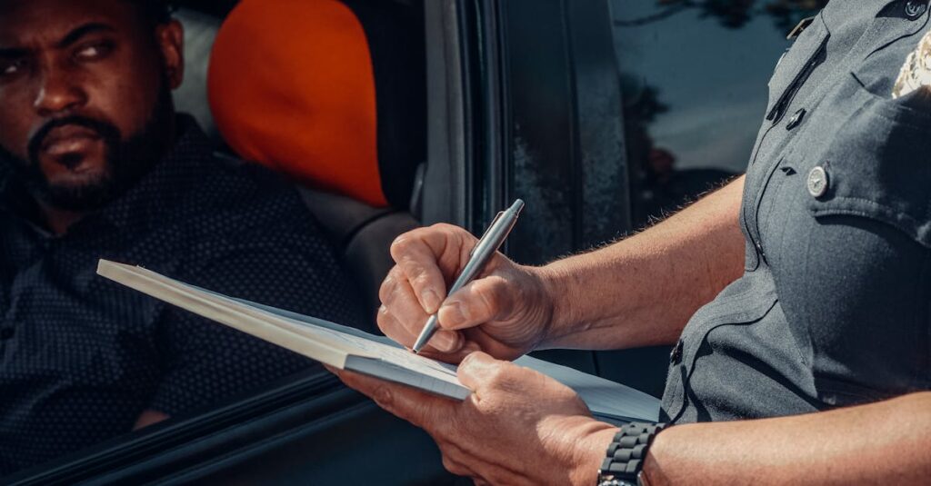 トランポリンを安全に使用するために守るべきルールと注意点をまとめたイラスト(16:9比率)