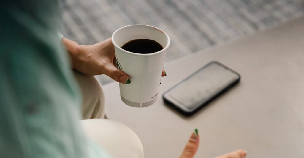 トランポリン運動を毎日のルーティンとして楽しんでいる女性のイメージ画像。