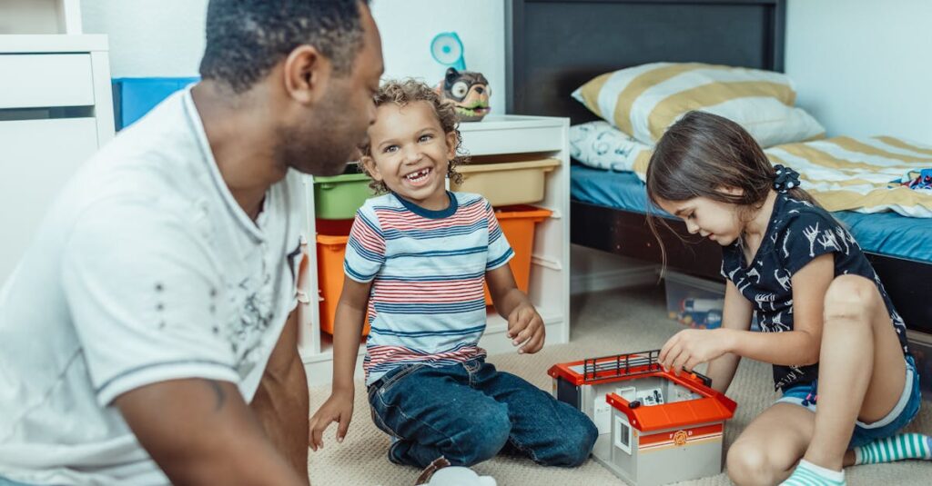 保育士が保護者に衛生管理内容を説明している場面。スマホ画面と印刷物の両方を使っている