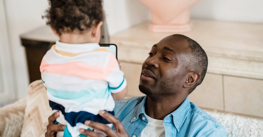 保育園の室内で安全に設置されたトランポリン。周囲にマットや安全ネットが完備されている様子。