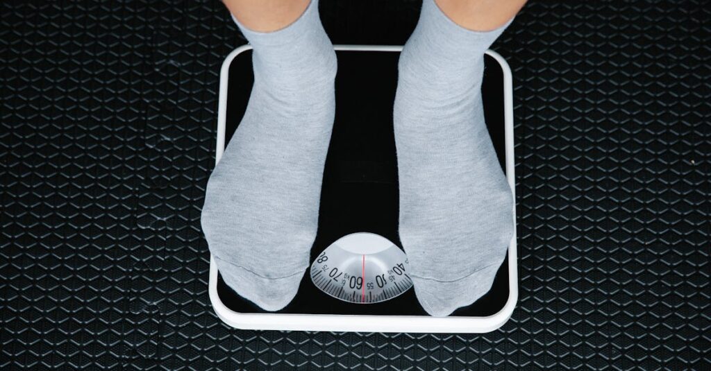 トランポリンダイエットだけでは効果が出ず、食生活や睡眠も重要だと気づいた人の様子。