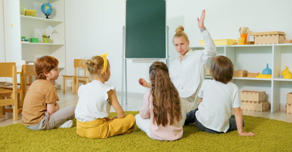 保育士が室内トランポリンで遊ぶ子どもたちを安全に見守る様子