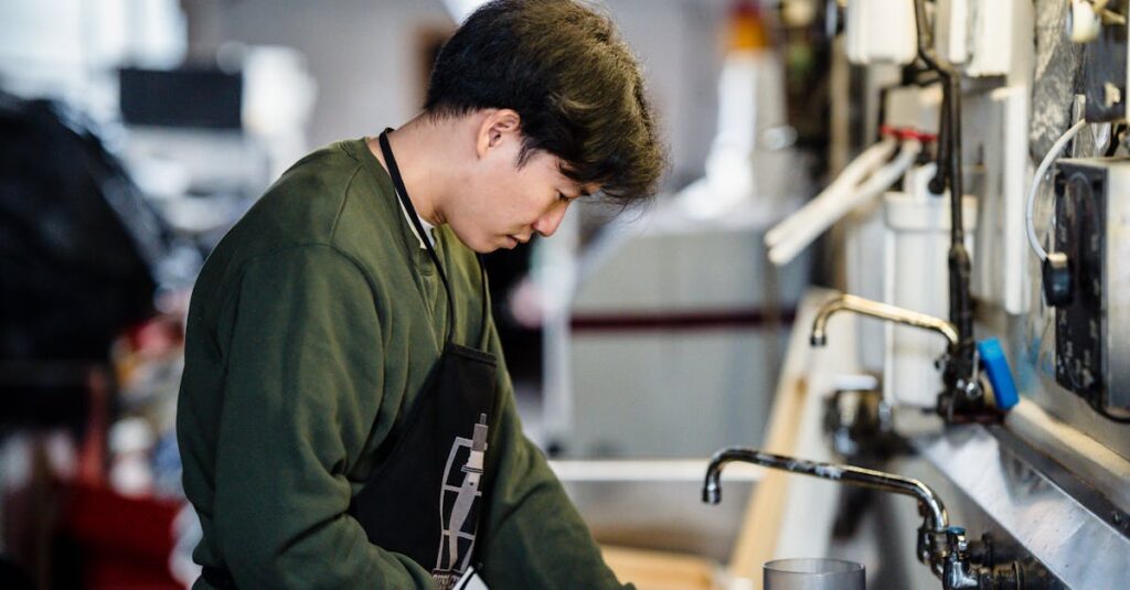 保育園のトランポリンを毎日掃除している様子。表面を拭く保育士の手元と清掃用具が写っている