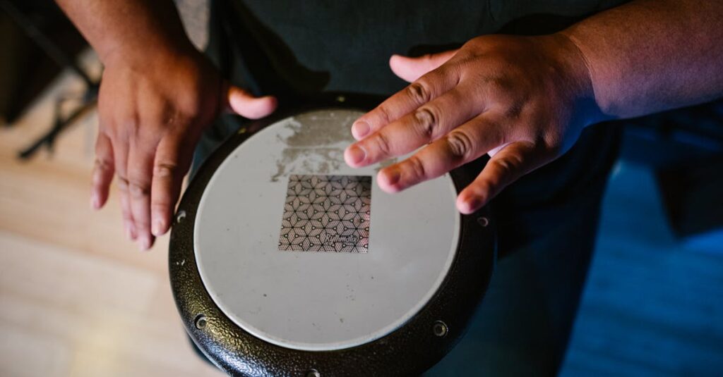 建築音響の専門家が床振動の本質を説明している様子